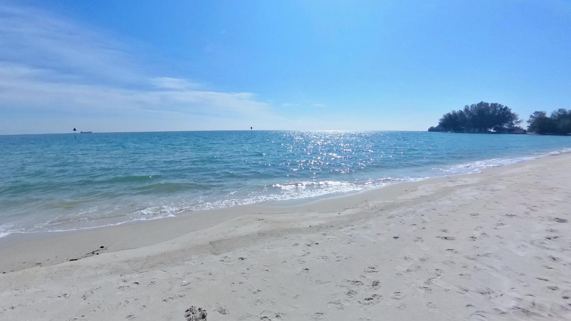10pax Gfloor 2r2b Dual-key Doorstep To Beach, Free Bbq Set, Wifi, 50